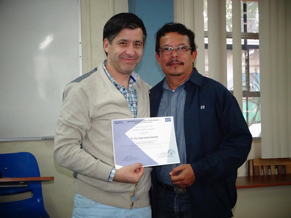 Inzulza junto al arquitecto Luis Chávez, Decano de la Facultad de Arquitectura de la Universidad Nacional de Ingeniería.