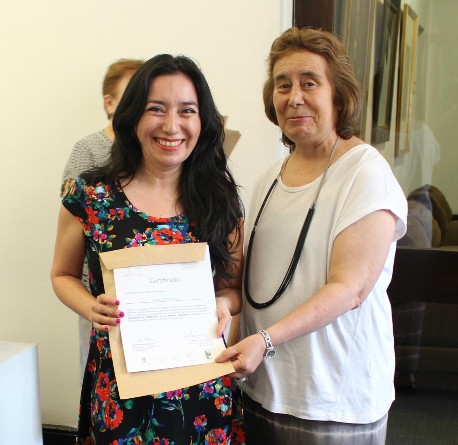 Decana Marcela Pizzi junto a Lorena Fuentes, quien obtuvo mención en la categoría Investigadores Formados.