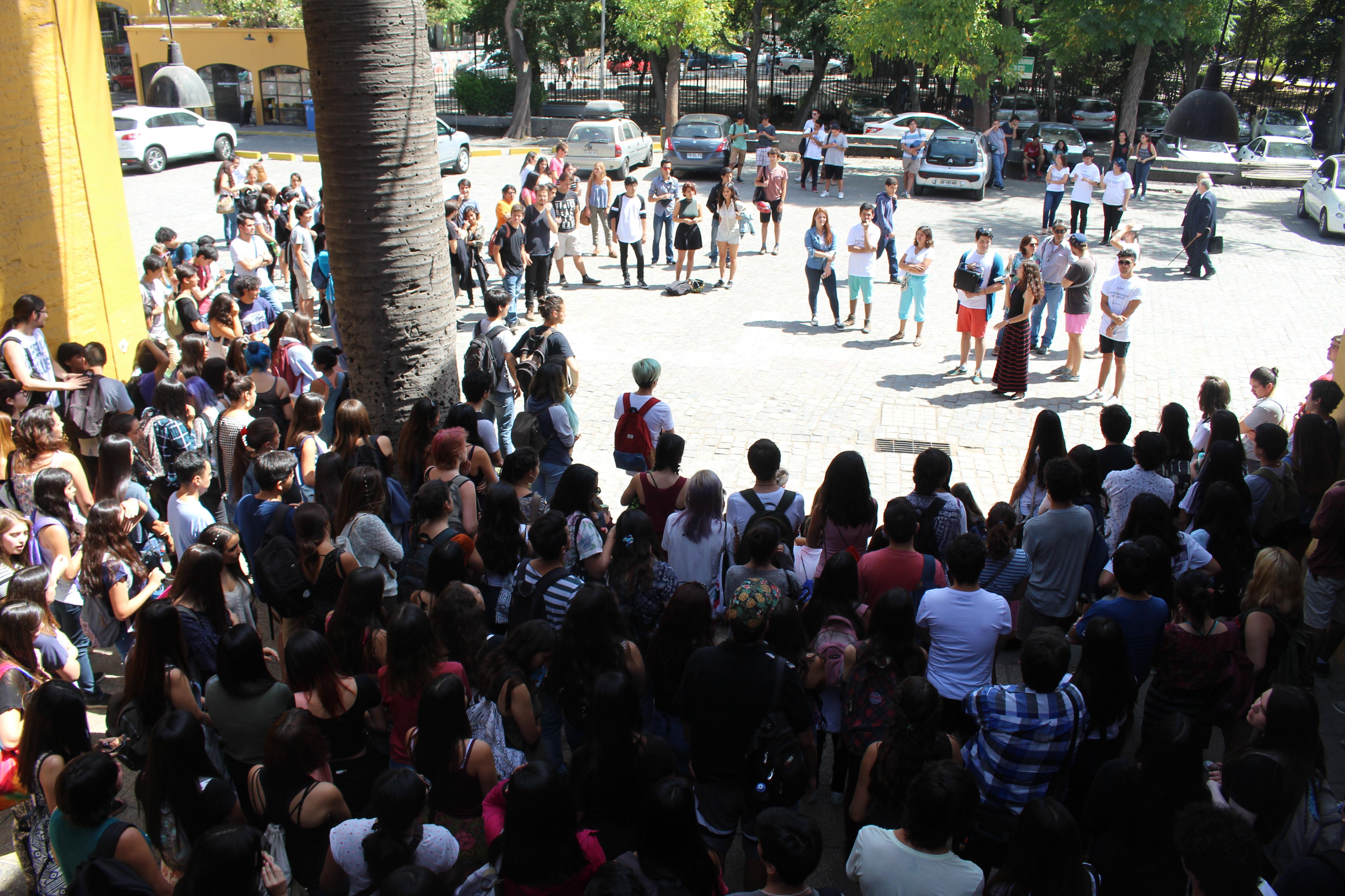 Centros de Estudiantes presentándose a los mechones.