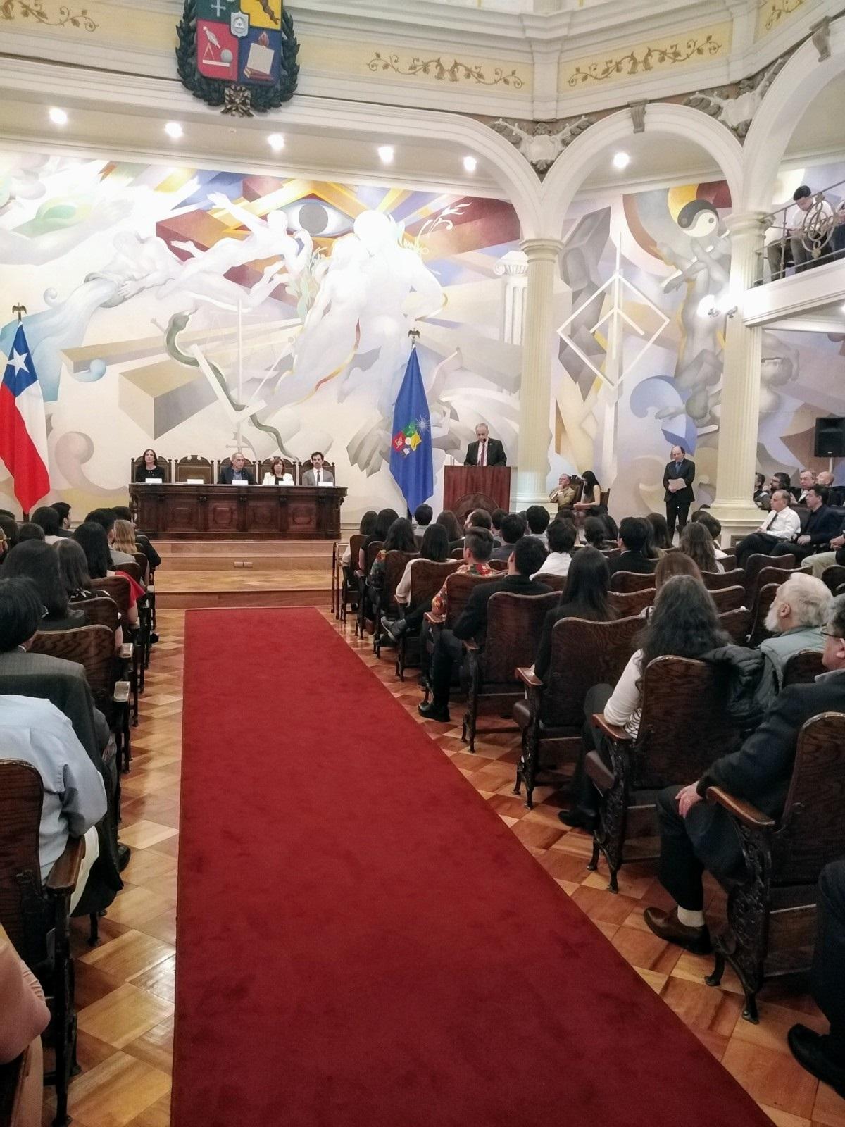 La Ceremonia fue presidida por el Vicerrector de Asuntos Estudiantiles, Prof. Juan Cortés. En la imagen, el Decano Manuel Amaya de Fau, entregando su saludo a los otrora estudiantes.