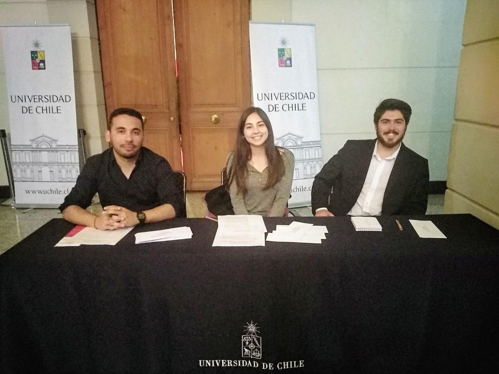 Apoyaron en la recepción de los familiares, amigos, amigas y titulados, estudiantes de la Facultad de Arquitectura y Urbanismo (Fau) de la Universidadd e Chile. 
