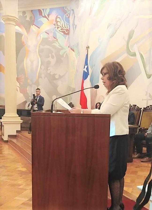Como Ministro de Fe, la Vicedecana de Fau, Profesora Carmen Paz Castro, tomó el juramento que inviste a los estudiantes como profesionales.