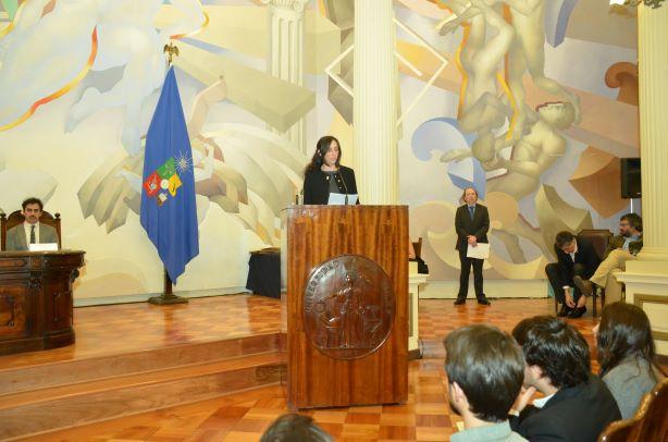 La Directora de la Carrera de Arquitectura, Prof. Gabriela Muñoz, invitó a los nuevos profesionales a ser portadores del respeto a las diferencias y diversidad, uno de los sellos de la U. de Chile.