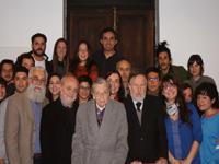 Matilde Pérez, junto al Decano Leopoldo Prat,  académicos y estudiantes FAU. Fotografía por Constanza Figueroa