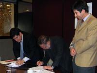 La firma la concretaron el Decano FAU, profesor Leopoldo Prat, y el Director Nacional de la ONEMI, Vicente Ñuñez 