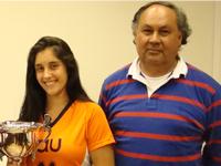 Capitana selección de vóleibol femenino FAU, Florencia Silva, junto al entrenador del equipo, Óscar Cisternas