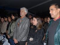Académicos, egresados y familiares entonar en el Himno de la Universidad de Chile