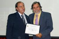 El Profesor Álvaro Cabrera fue galardonado con un diploma de honor.