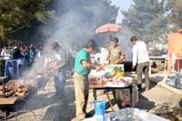 Alumnos, funcionarios y académicos participaron de un agradable asado campestre en la Pérgola.