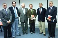 Sven Claussen de Bayer, el Decano Urcelay, los autores del libro y el Dr. Eduardo Álvarez, Presidente del Colegio de Médicos Veterinarios de Chile.