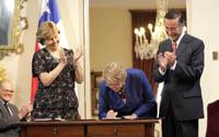 La Ministra de Educación, la Presidenta de la República y el Rector de la Universidad de Chile firmaron el convenio.