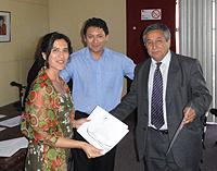 Director PEC Iván Páez y la Prof. Julia Antivilo entregan reconocimientos a Directores de establecimientos presentes.