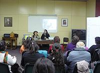 Las encargadas de comenzar la presentación del nuevo número de la revista fueron las académicas Pilar Errázuriz y Carla Peñaloza.