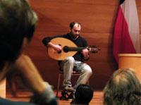 El profesor Kamal Cumsille interpretó algunas piezas musicales en laúd.