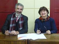 La Decana de Filosofía y Humanidades, Mª Eugenia Góngora y el Director de FLACSO, Andrés Solimano en la firma del convenio.