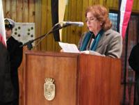 La Sra. Eva Sanzana, Directora de la Biblioteca de Filosofía y Humanidades, dirigió algunas palabras a los asistentes a la ceremonia.