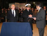 Máximo Silva entrega la tesis de nuestro exalumno al Comandante en Jefe de la 1ra zona naval, Contraalmirante Cristián de la Maza.