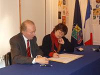 La Decana María Eugenia Góngora y el director del ICF Philippe Valeri suscribieron el convenio en una breve ceremonia.