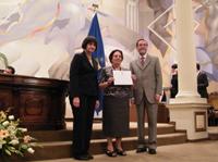  La profesora Marcela Zedán recibió la distinción de manos del Rector y la Prorrectora de la Universidad de Chile.