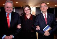 Prof. Ana María Tapia junto a José Codner (izq) y el embajador de Israel en Chile, David Dadonn (der).
