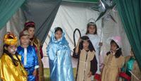 La representación del pesebre, a cargo de niños y niñas asistentes a la fiesta de navidad.