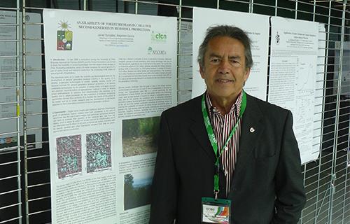 Académico Javier González presentando el poster de su investigación en congreso de París, Francia. 