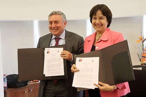 El viernes 30 de octubre, en el Hospital Clínico de la Universidad de Chile se firmó el convenio de colaboración entre la U. de Chile y el Ministerio de Salud.
