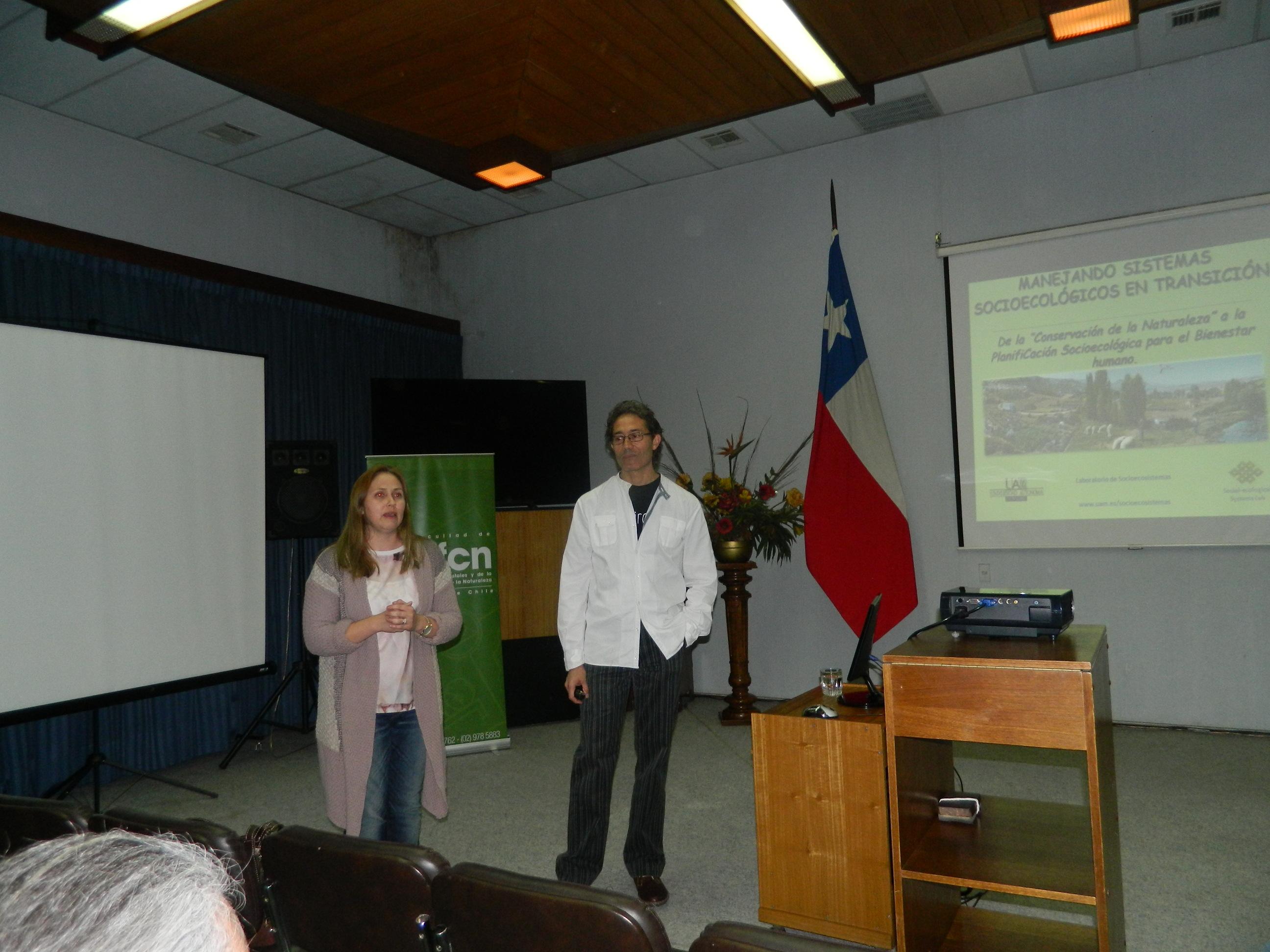 César López junto a Claudia Cerda, directora del proyecto. 