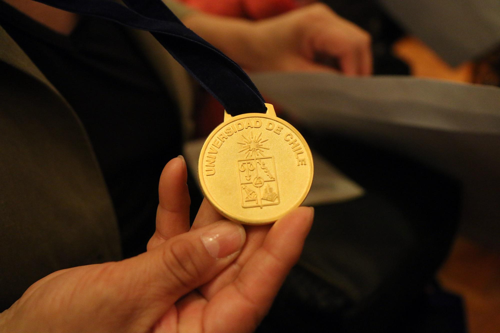 Durante la ceremonia se hizo entrega a cada homenajeado de la Medalla por los 40 Años.