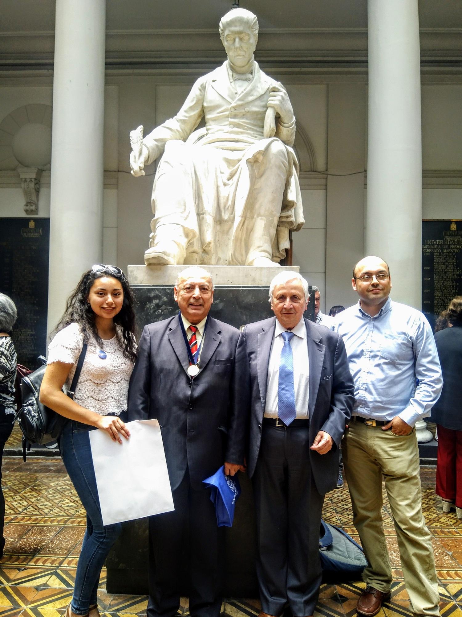 El Profesor Juan Barrios junto a sus hijos y al Director Económico de CFCN, Prof. Manuel Rodríguez.