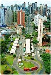 La ciudad de Curitiba, Brasil, es un ejemplo de una exitosa política ambiental. 51 m2 de áreas verdes por habitante, en Santiago se alcanza los 4,7 m2 por habitante.