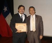El Decano Javier González entregó el reconocimiento al mejor egresado de la carrera de Ingeniería Forestal, Manuel Miranda.