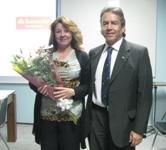 Mónica Madariaga, adjudicataria de la Beca Santander junto al Prof.  Javier González Decano de CFCN y  Coordinador de Campus Sur.