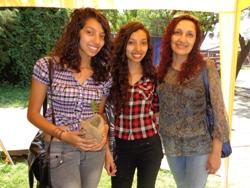 Daniela Pineida se matrículó en Ingeniería Forestal, fue su primera opción. En la foto junto a su hermana gemela y su madre.