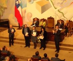 La Vicedecana Carmen Luz de la Maza recibe su reconocimiento en manos del Rector Víctor Pérez