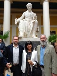 Los académicos Cristian Estades de CFCN; Audrey Grez de FAVET; y Javier Simonetti de Ciencias. Los tres autores de la publicación galardonada