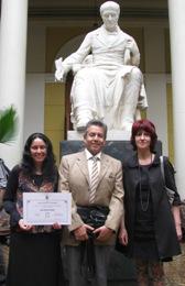 La profesora Rosa Sherson, junto al Decano Javier González y la Directora del Departamento de Pregrado, Pilar Barba. 