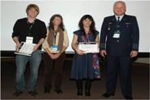 Fabian Fassnatcht, a la izquierda, recibe el premio a la mejor presentación científica por parte del Director del SAF.