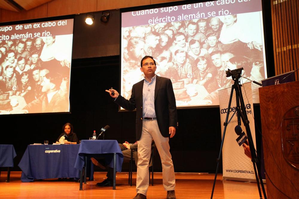 Profesor Sergio Micco Aguayo en el lanzamiento de su último libro