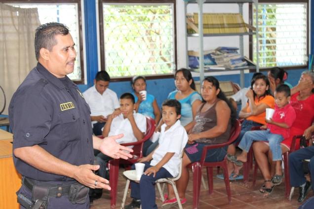 Policía comunitaria en Nahuizalco, El Salvador. Foto: amuprev.org