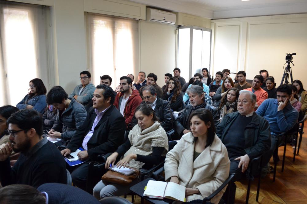 En el encuentro participaron profesores, estudiantes y funcionarios.