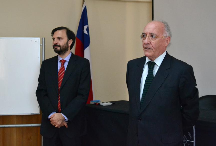 El Director del Curso, Cristian Pliscoff, y el Jefe de la División de Relaciones Internacionales de la Subsecretaria de Defensa, Francisco Fuentealba. 