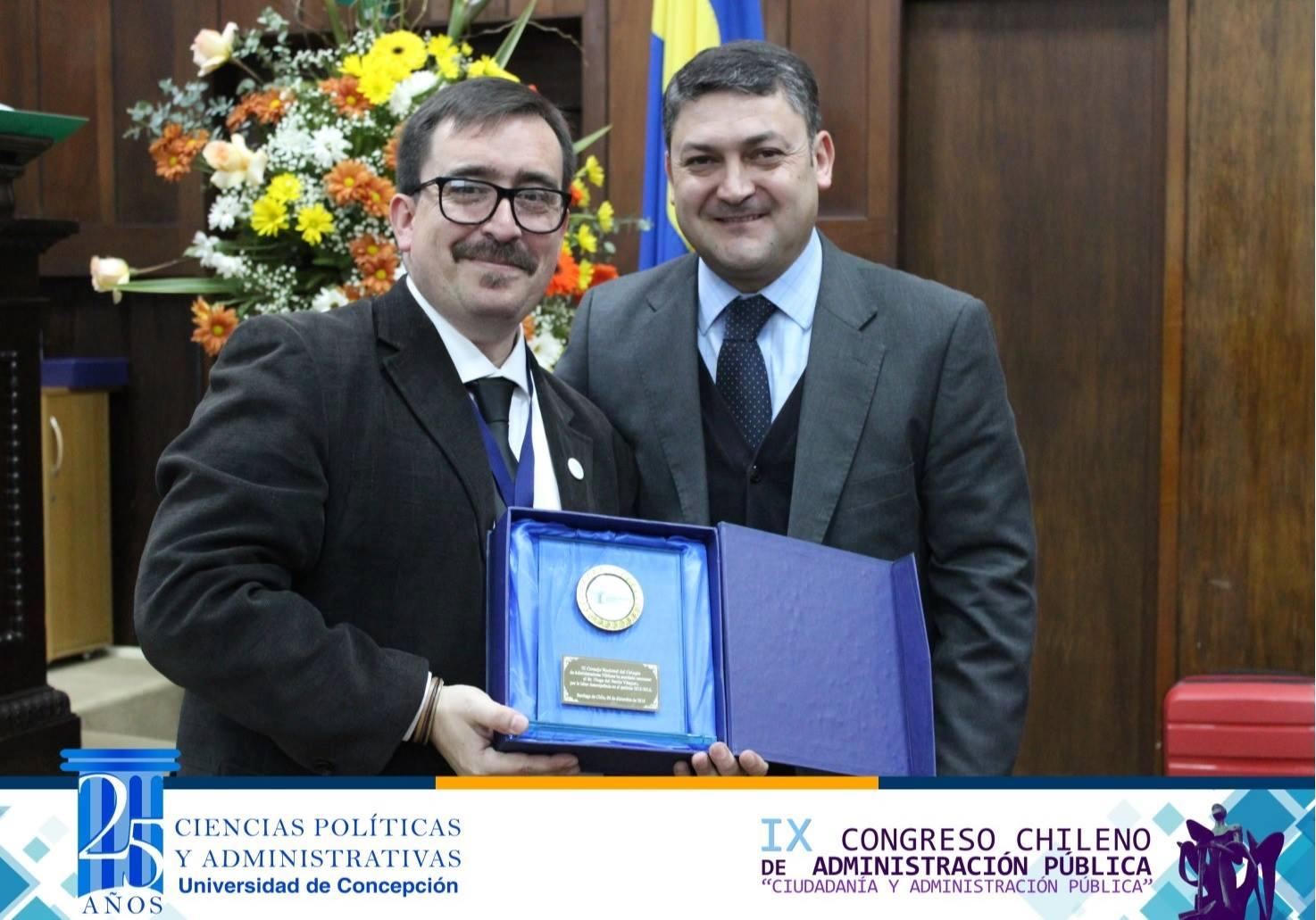 El profesor Álvaro Ramírez Alujas recibió el premio al académico destacado 2016 por el Colegio de Administradores Públicos.