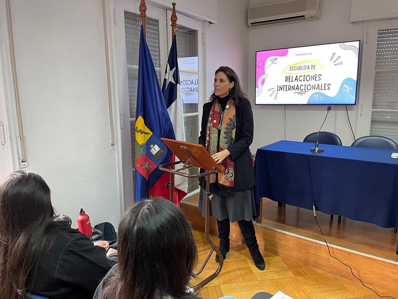 La Directora del IEI, prof. Dorotea López, dijo que abrir las puertas de la Universidad y de este Instituto a alumnas de Enseñanza Media era un deber como entidad pública.