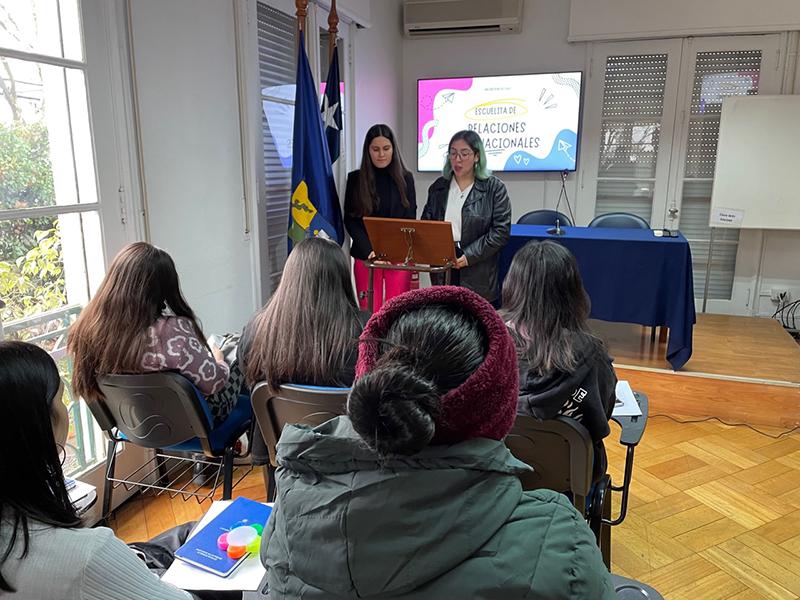 Noelia Zapata y Leyla Seguel, alumnas de 4º año de la Licenciatura en EStudios Internacionales, fueron las gestoras de esta iniciativa.