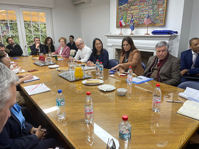 Embajadora Sison se reunió con alumnos y académicos del Instituto de Estudios Internacionales de la Universidad de Chile.