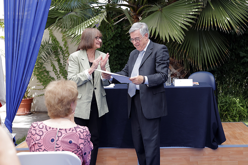 Prof. José Morandé recibe la distinción de manos de la Rectora de la Universidad de Chile, prof. Rosa Devés Alessandri.