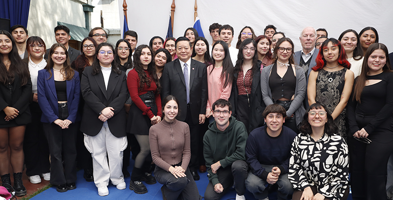 Alumnos y alumnas del Instituto tuvieron ocasión de fotografiarse con la ilustre visita.