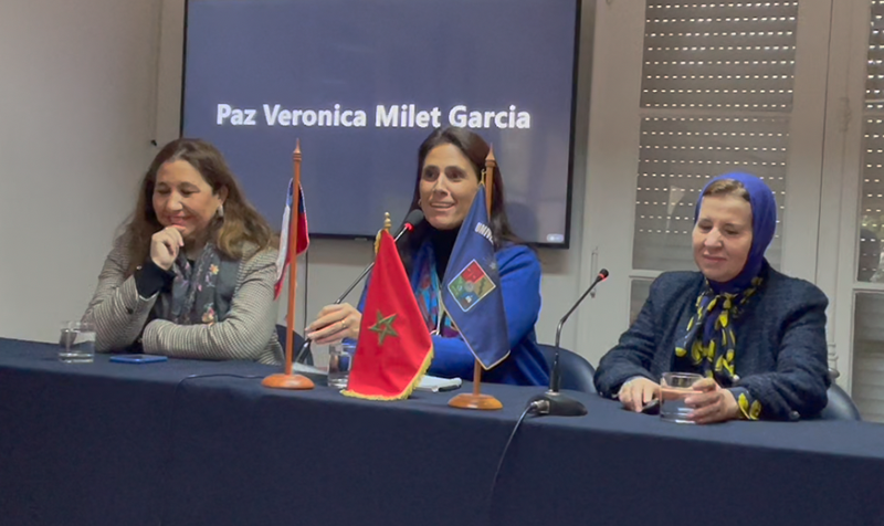 Prof. Paz Milet; Directora del IEI, prof. Dorotea López Giral, y la Excma. Embajadora Kenza El Ghali.