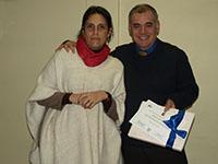 A nombre del IEI, la profesora López hace entrega de un obsequio y diploma a Jaime González.
